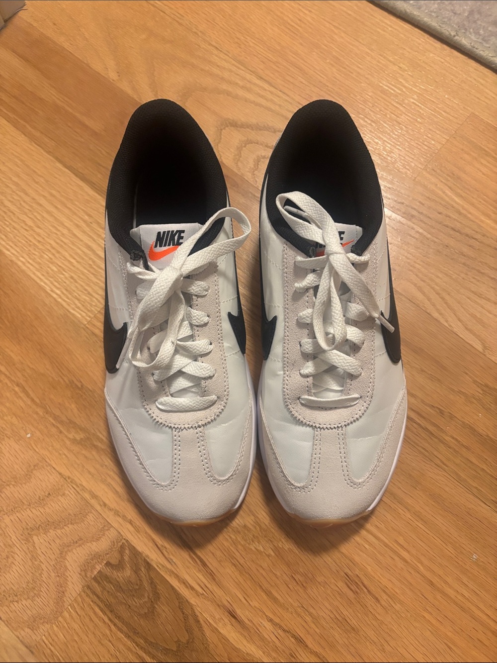 Nike White and Black Low-Top Casual Sneakers